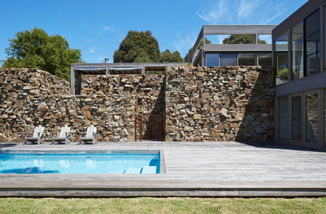 Rugged Drystone Wall Frames Whitehall Road Residence By B.E. Architecture