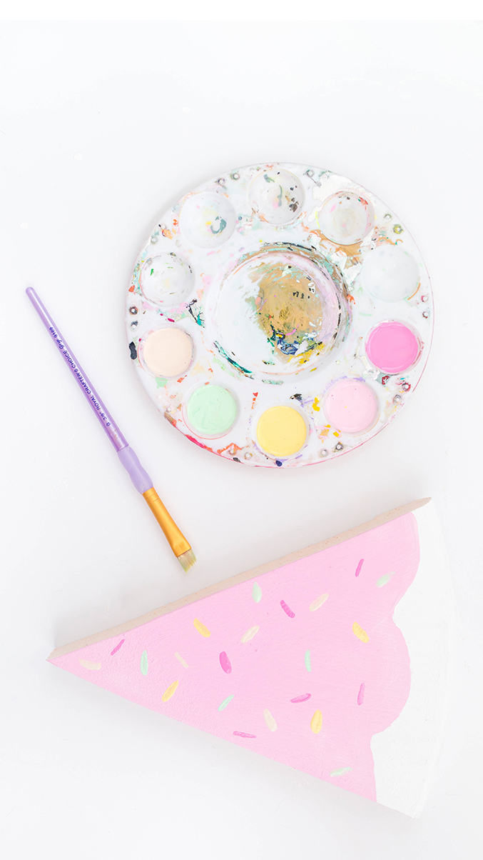 DIY Sliced Cake Wall Clock | dreamgreendiy.com