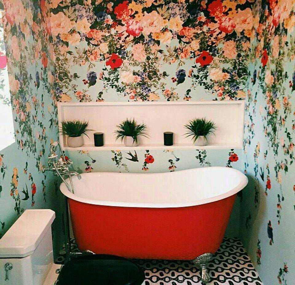 30 Gorgeous Wallpapered Bathrooms