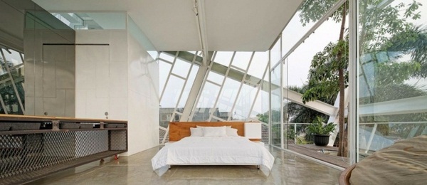 window fronts and metal stair Gaestezimmer minimalist house design