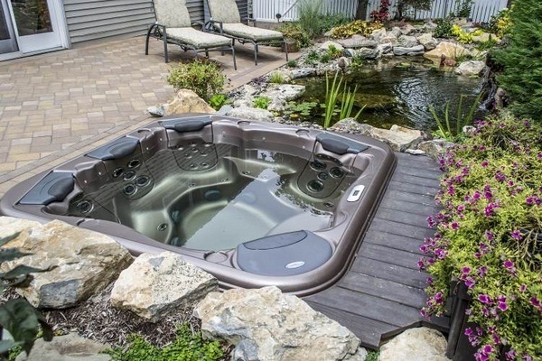 Whirlpool garden large family guests relax spa luxury