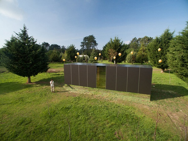 Minimalist prefab house in the middle of the Green
