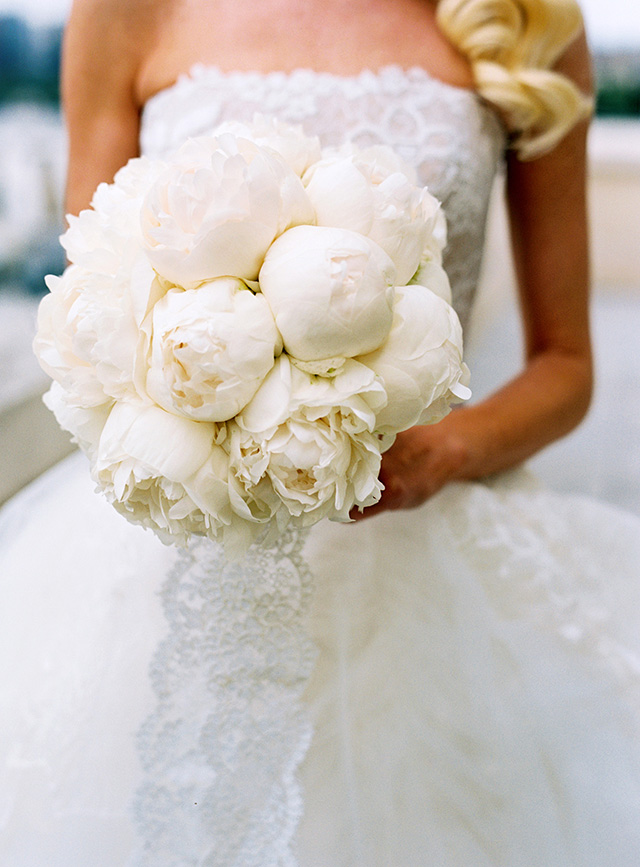 white-peony-bouquet-paris-wedding