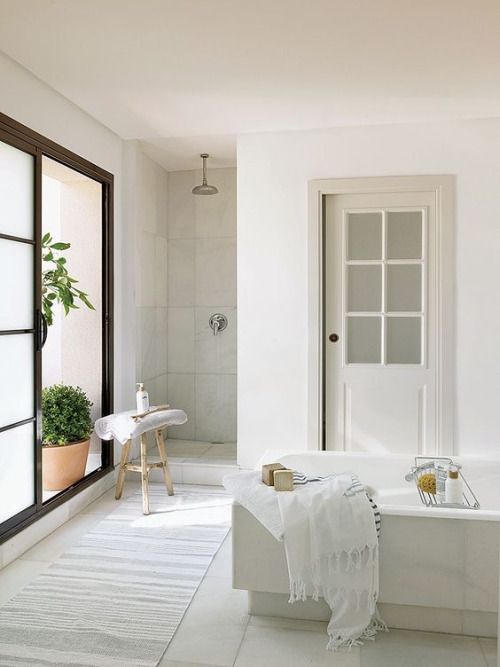 Beautiful white and minimalist bathroom. Walk in shower and a huge bath!: 