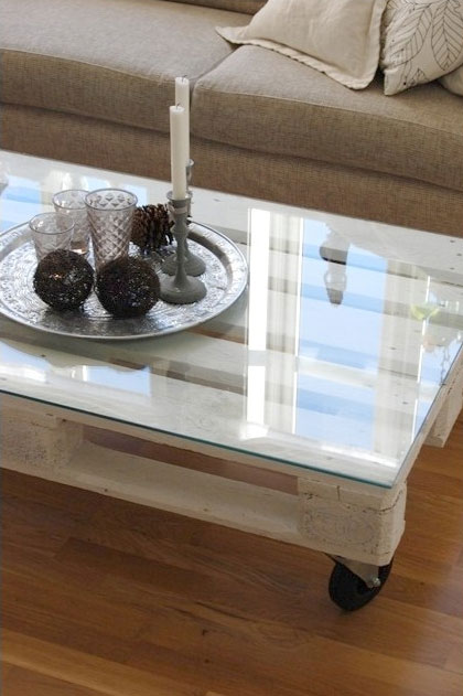 DIY wooden pallet cofee table with a glass top