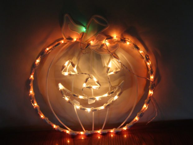 15 Frightening Halloween Lights Designs That Will Create An Eerie Ambiance