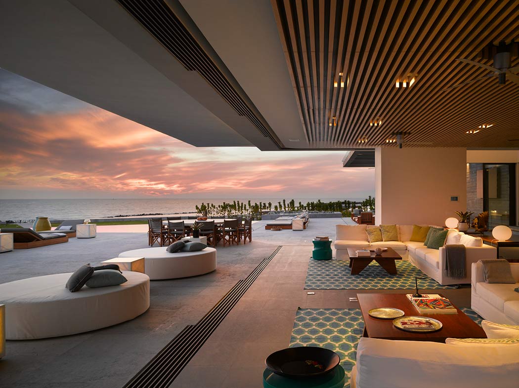 Dramatic Luxury Home Overlooking The Pacific