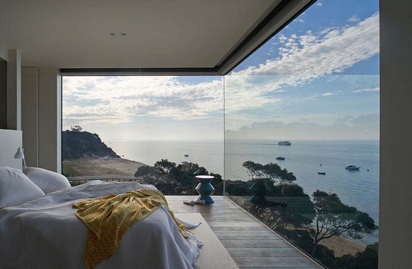 0-bedroom-interior-design-with-ocean-sea-view-panoramic-windows-bed
