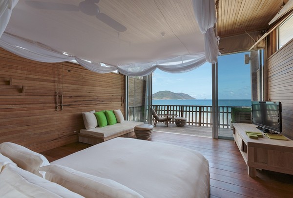 2-bedroom-interior-design-with-ocean-sea-view-panoramic-windows-bed