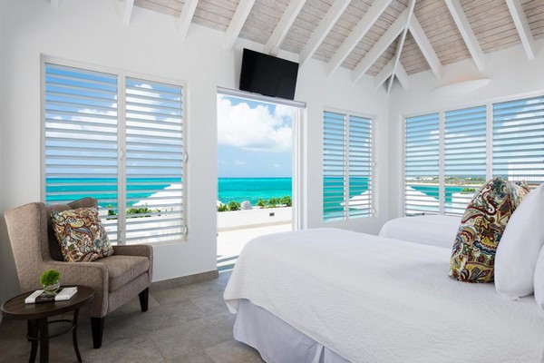 20-bedroom-interior-design-with-ocean-sea-view-panoramic-windows-bed-shutters