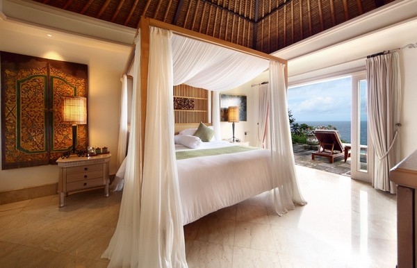 22-bedroom-interior-design-with-ocean-sea-view-panoramic-windows-white-canopy-bed