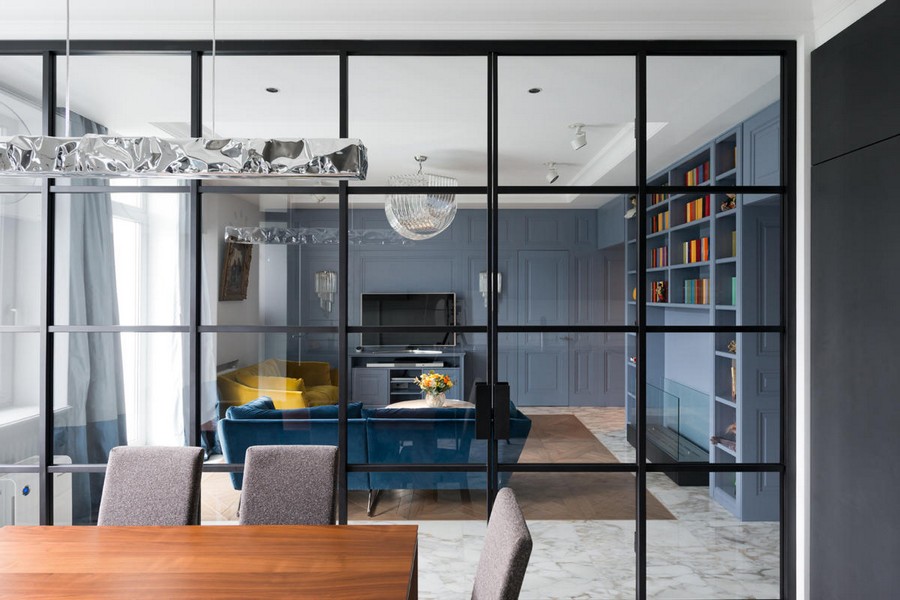 3-2-American-style-interior-blue-wooden-wall-panelling-transparent-glass-wall-between-kitchen-dining-and-living-room-black-frame-sliding
