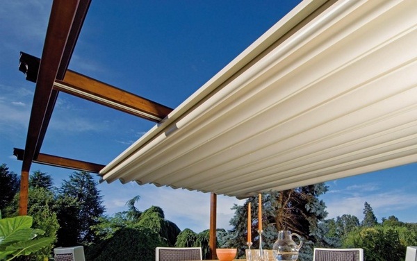 Sunscreen roof of rollable wooden pergola electronically