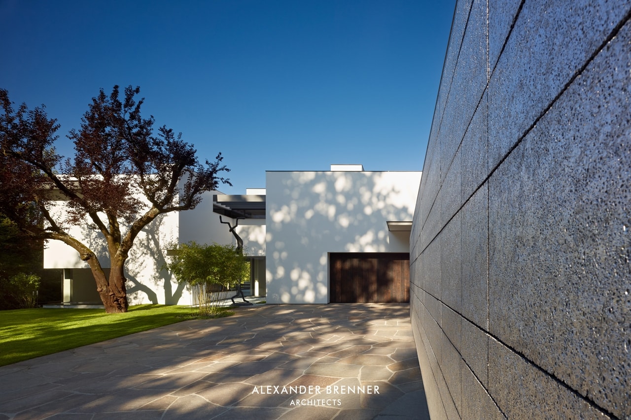 Driveway of the modern villa by by Alexander Brenner