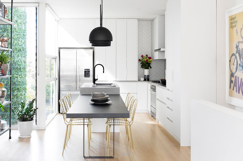 Using a simple color scheme of black, white, and gold, and a number of modern design elements, Australian design company GIA Renovations have completed a bright, contemporary kitchen update.