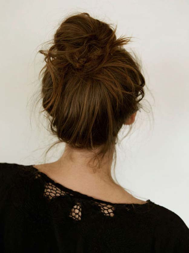 Cool and Easy DIY Hairstyles - Messy Bun - How To - Quick and Easy Ideas for Back to School Styles for Medium, Short and Long Hair - Fun Tips and Best Step by Step Tutorials for Teens, Prom, Weddings, Special Occasions and Work. Up dos, Braids, Top Knots and Buns, Super Summer Looks http://diyprojectsforteens.com/diy-cool-easy-hairstyles