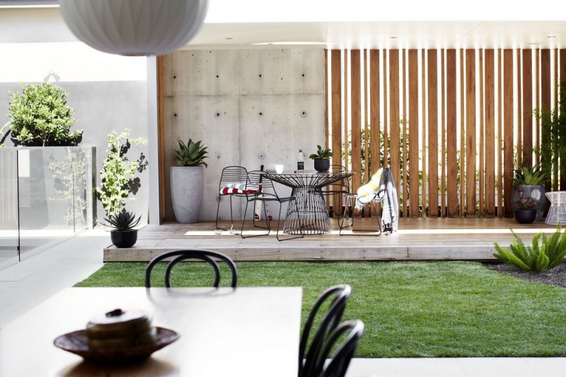 Seatings-in-garden-modern-chairs-table-metal wooden fence terrace