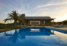 Dazzling Private Swimming Pools That Will Embellish Your Backyard