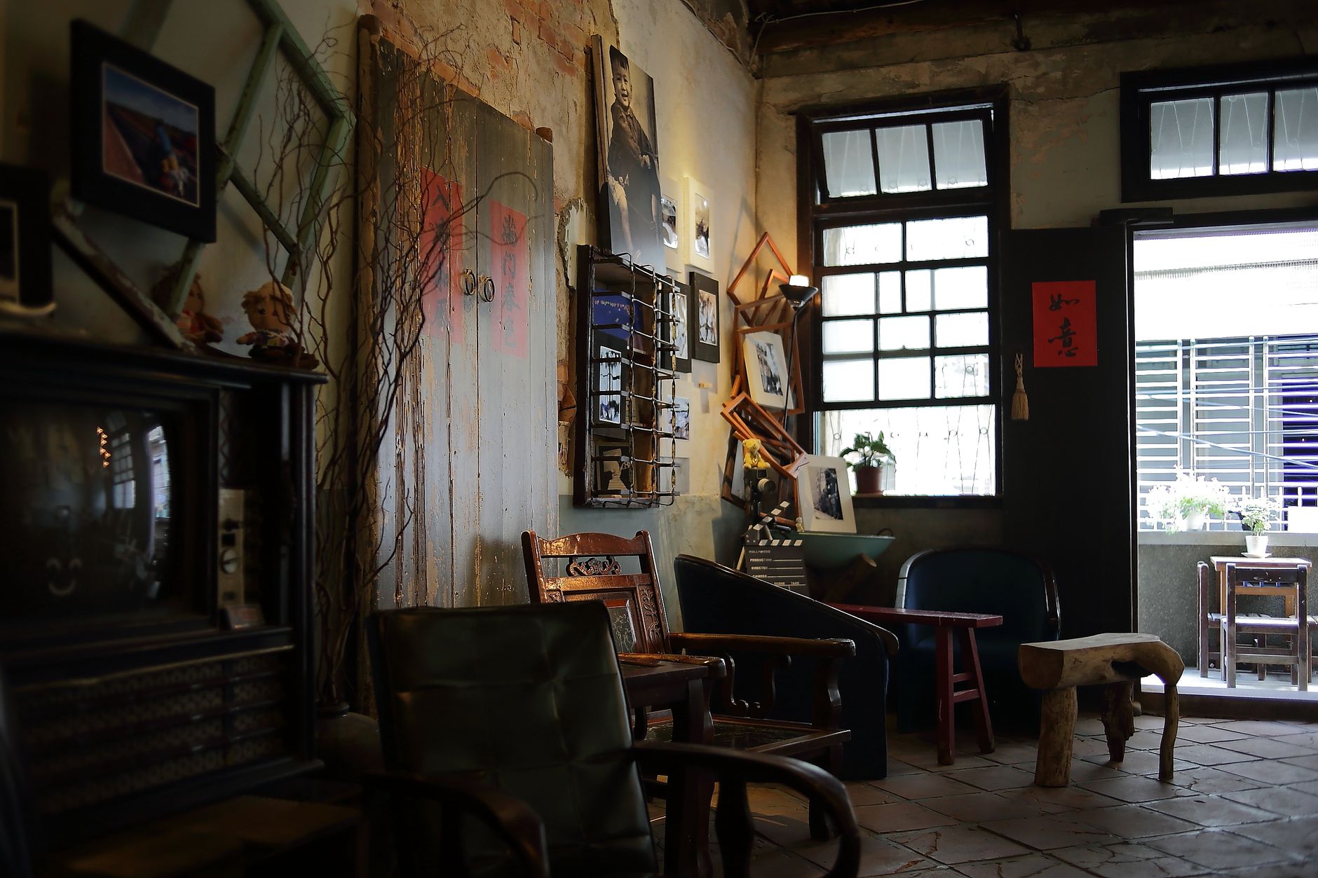 A charming vintage room featuring rustic furniture and classic decor elements in a cozy atmosphere.