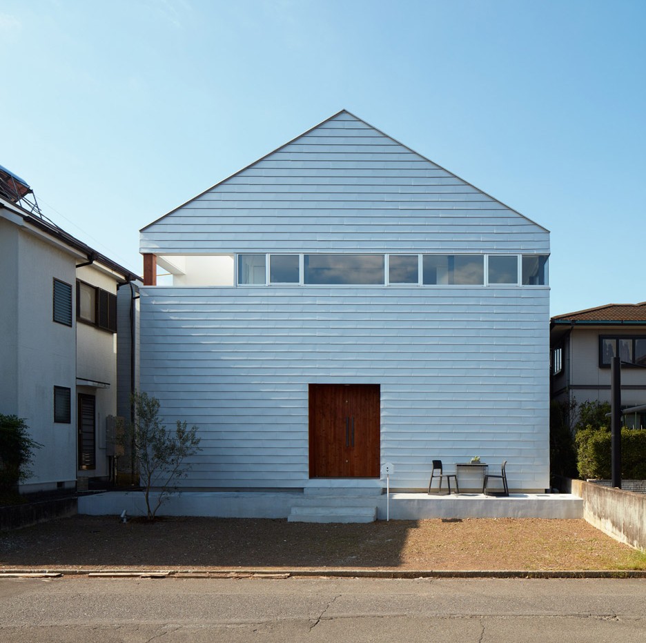 Koizumi Sekkei completes house in Japan with a basketball court at its centre