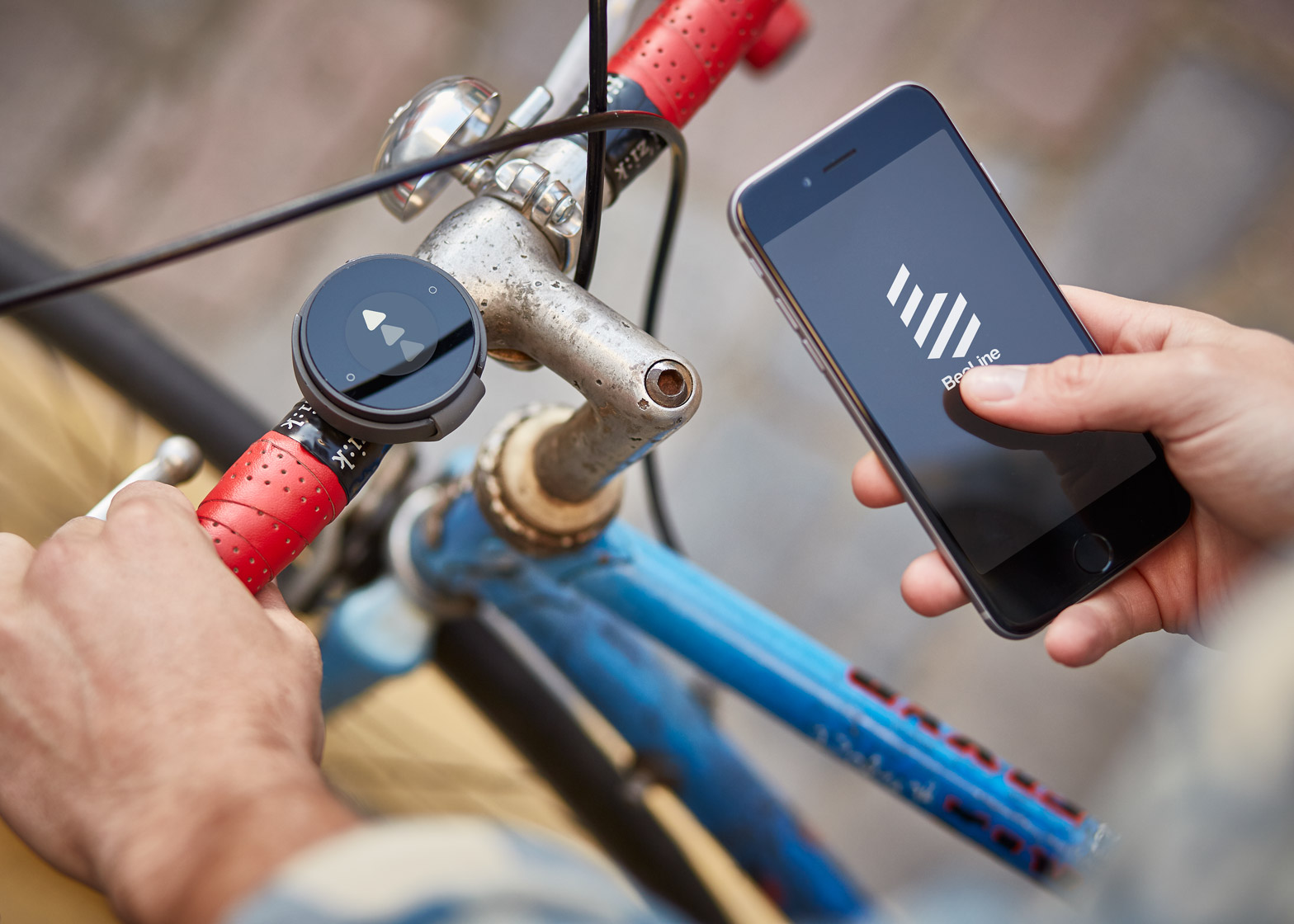 MAP’s BeeLine Bicycle Compass Guides Cyclists With A Single Arrow