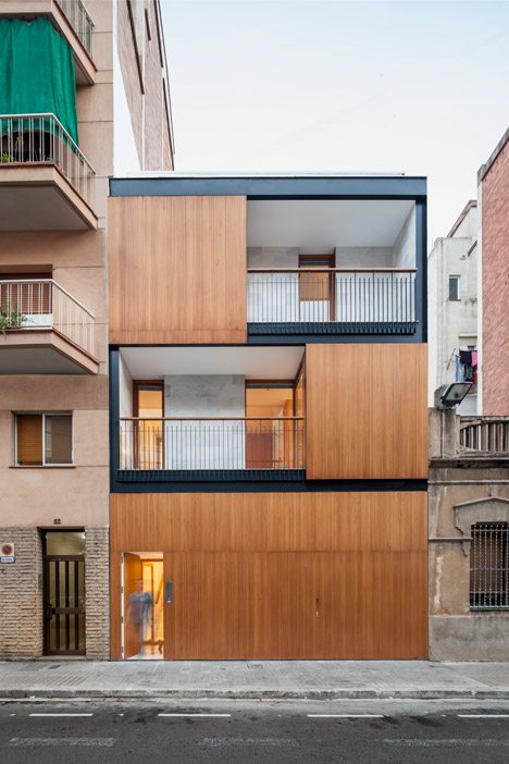 Alventosa Morell Slots A Four-storey House Between Two Blocks In Barcelona