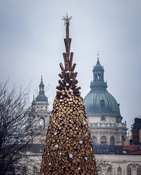 Hello Wood Builds Budapest Christmas Tree From 5000 Pieces Of Firewood