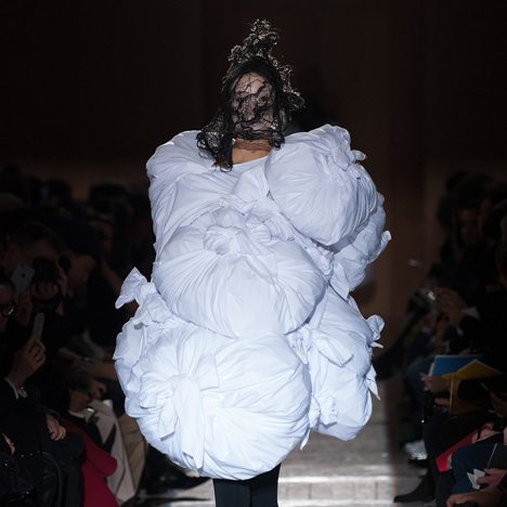 Comme Des Garçons Swaddles Models In Fabric Cocoons For Autumn Winter 2015
