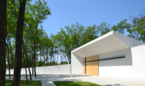 L.Art Architectural Office Adds White Funeral Chapel To Hungarian Cemetery