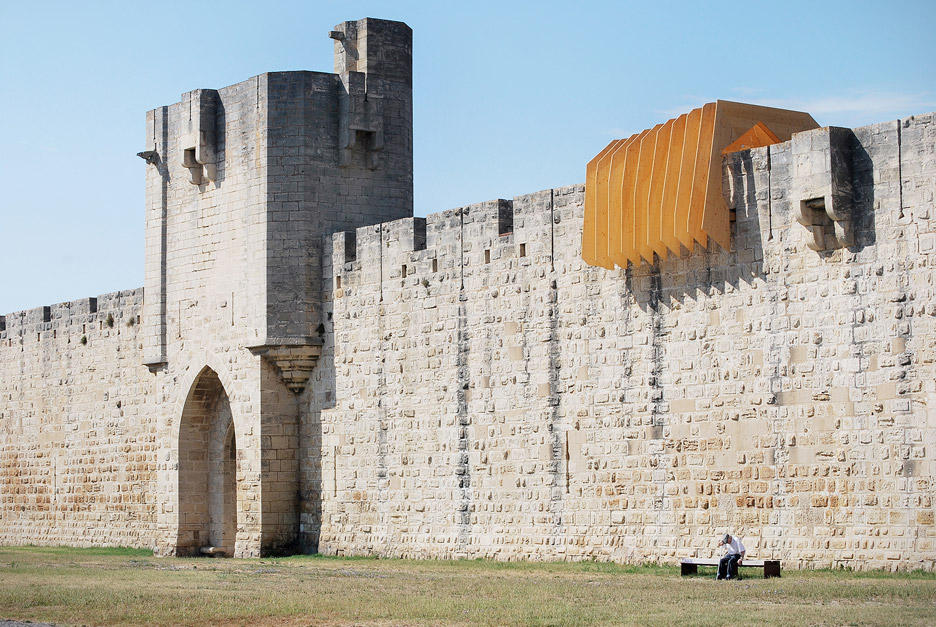 NAS Architecture Installs Wooden “vortex” Over Medieval City Wall In France