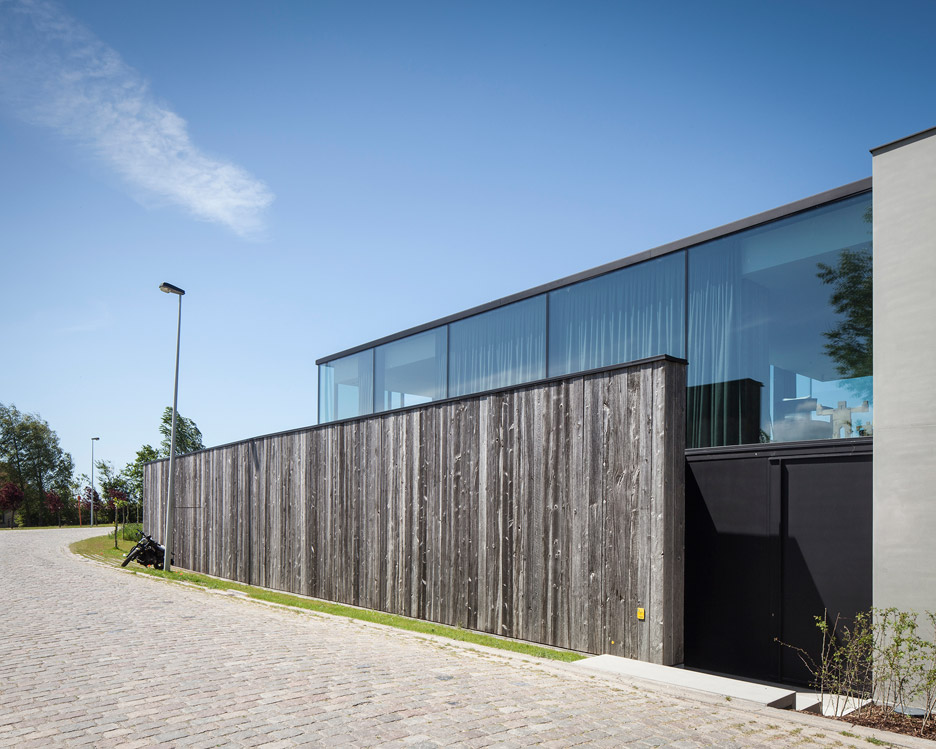 Govaert & Vanhoutte’s House Graafjansdijk Features Fence-like Walls And Glazed Living Spaces