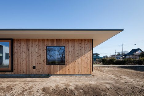 Nobuo Araki Creates Simple House With Overhanging Eaves On Japan’s Largest Plain