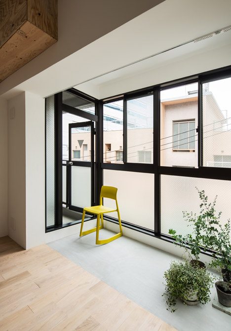 Shimpei Oda Creates “inner Balcony” In Renovated Osaka Apartment