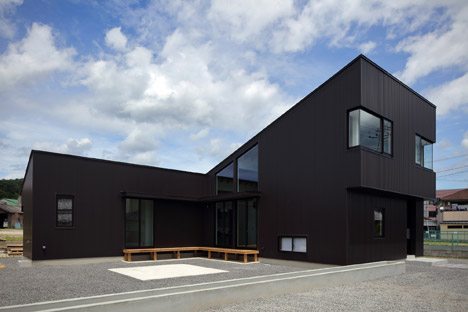 Junichi Kato Clads House In Shigaraki In Dark Brown-coated Steel