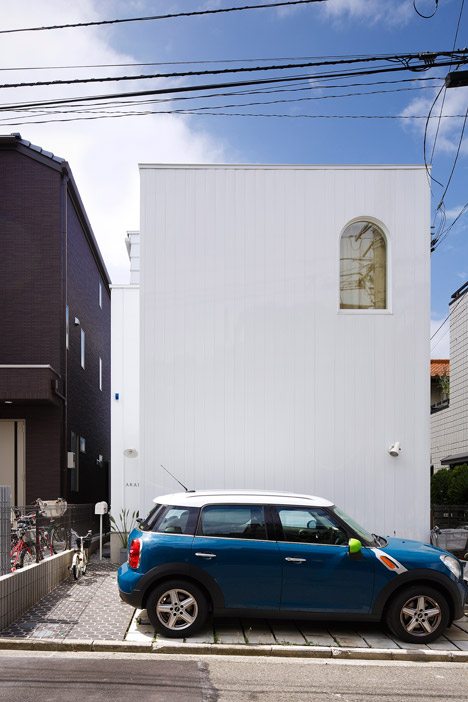 Arched Openings Cut Through Walls Of Takushu Arai’s Steel-plated House In Yokohama