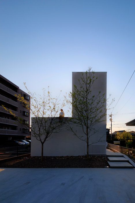 Katsutoshi Sasaki’s House In Yamanote Features Sleeping Platforms Raised Over An Indoor Terrace
