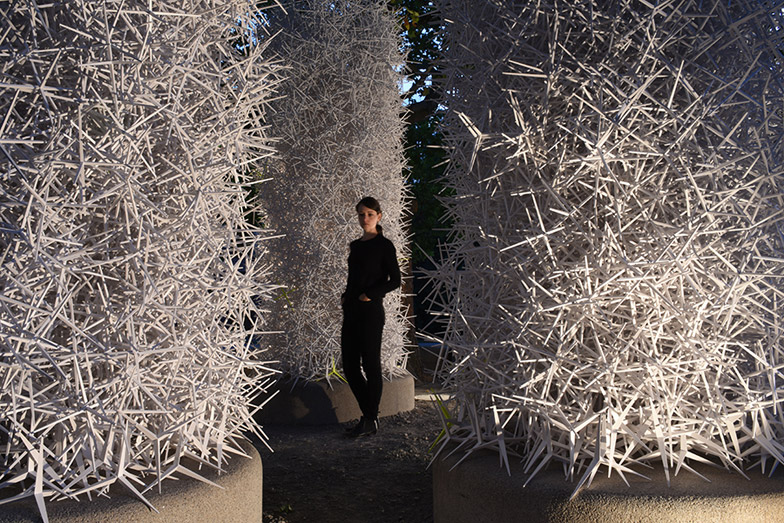 Robot Uses Stacked Spiky Particles To Build Groundbreaking ICD Aggregate Pavilion 2015