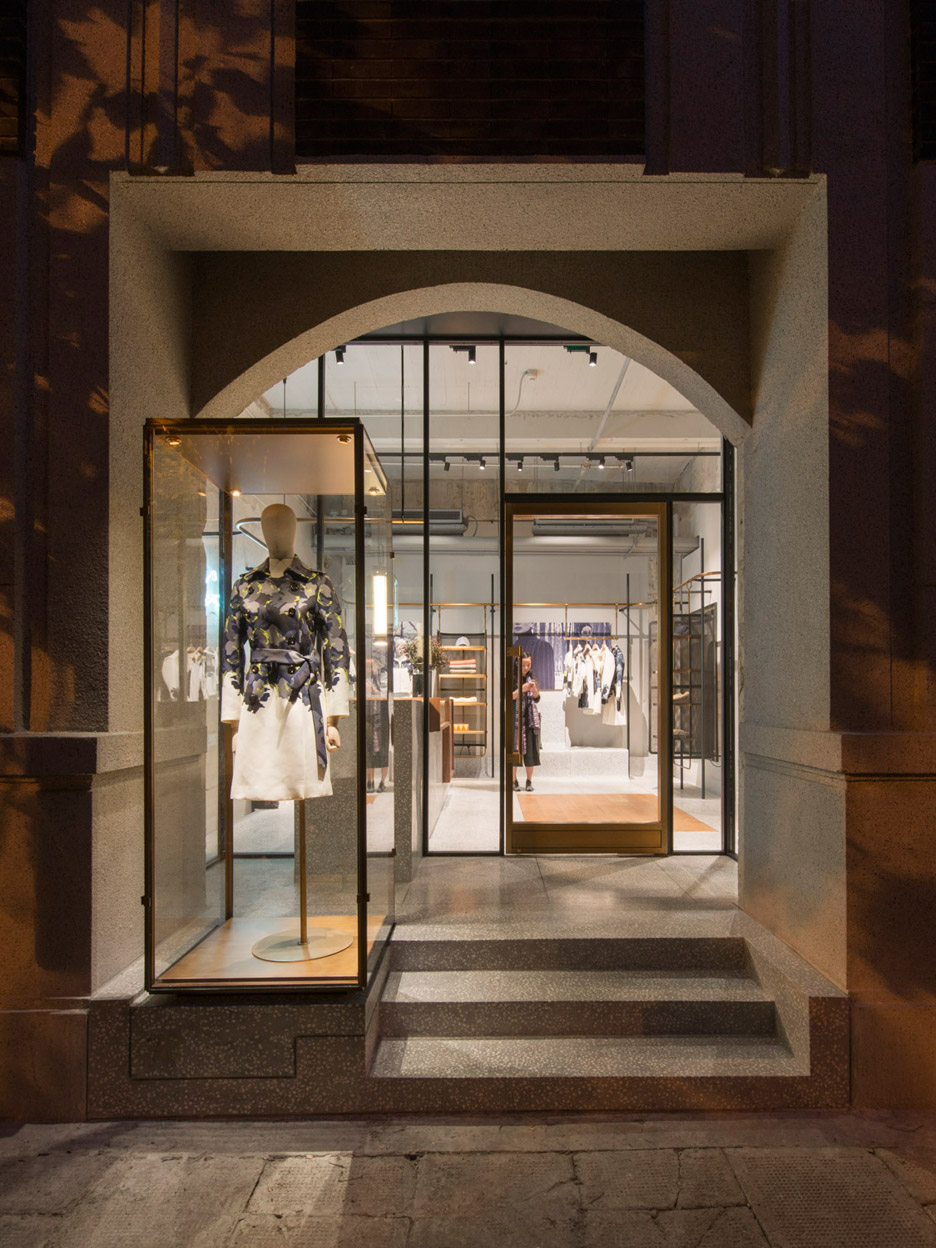 Neri&Hu Installs Continuous Clothing Rail Through Comme Moi Flagship Store