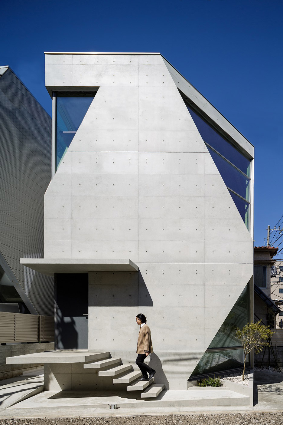 Atelier Tekuto Completes Crystalline Concrete Home For Two Chemists