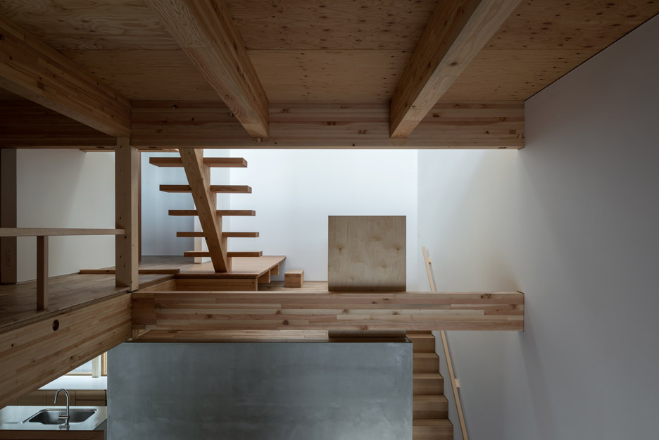 Tsubasa Iwahashi Completes Hyōgo House Containing Three Types Of Staircase