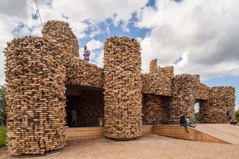 Nikolay Polissky’s SELPO Pavilion Is Covered In Thousands Of Wood Offcuts