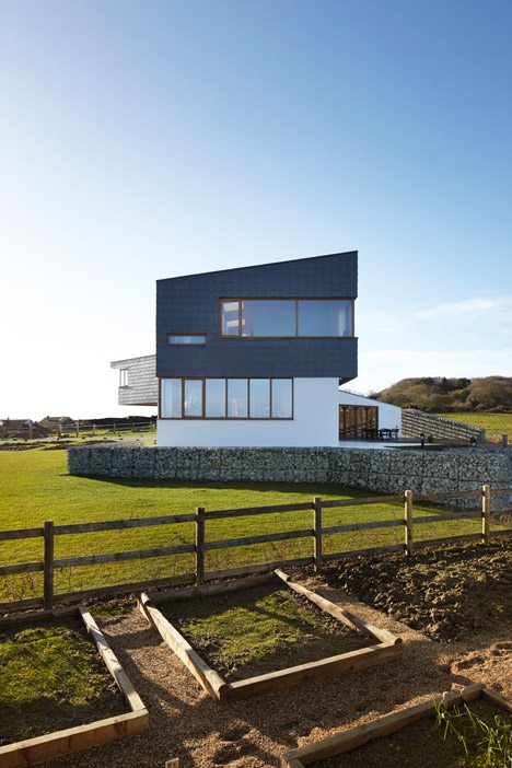 Alma-nac Skews Upper Level Of Split House To Capture Best View Of The Sea