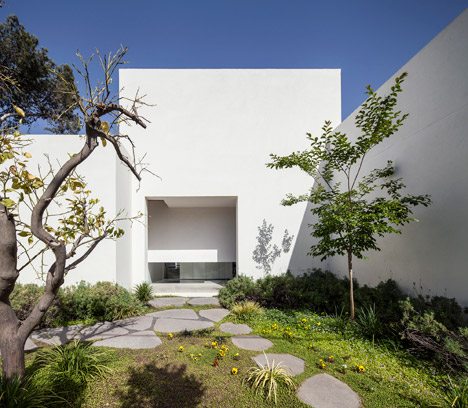 Three White Boxes Extend Into The Garden Of Paritzki & Liani’s T/A House