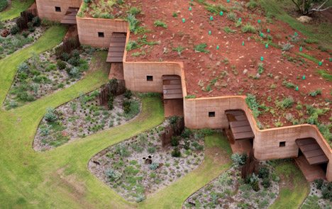 Luigi Rosselli  Constructs Ranch Housing Behind “longest Rammed-earth Wall In Australia”