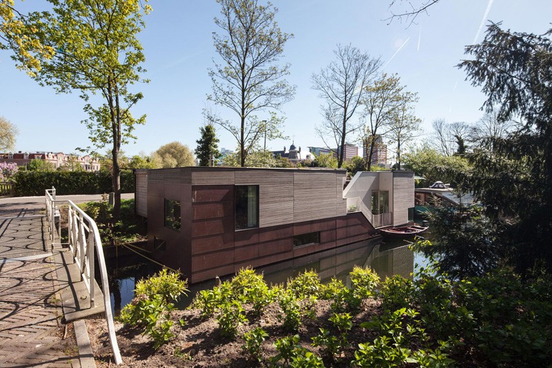 Contemporary Houseboat in the Netherlands Offers Both Privacy and Views