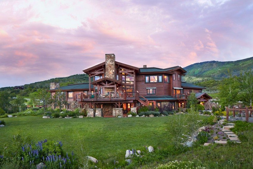 Welcoming Ranch-Style Residence In Colorado Delivering Perfect Mountain Views