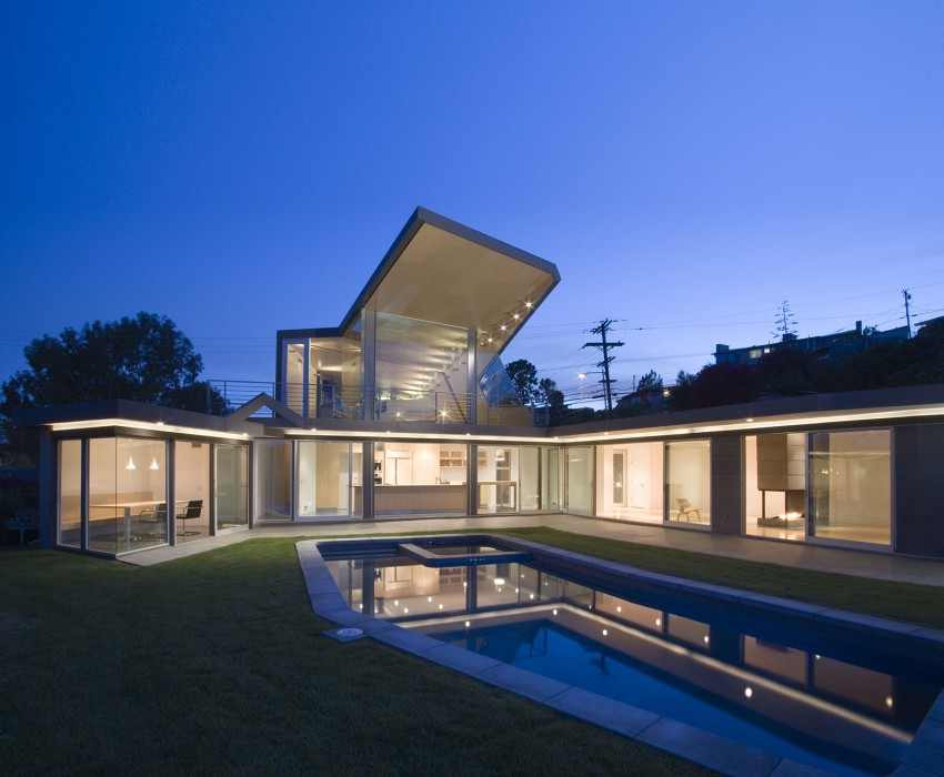 Modern Tigertail Residence Parading A Spectacular Diagonal Cantilevered Roof