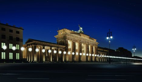 Berlin Celebrates "fall Of The Wall" Anniversary With 8,000 Glowing Balloons