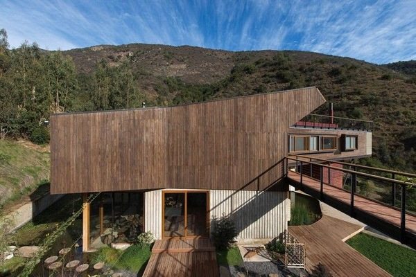 Garden with bio-filter pond and natural materials – a house in Chile
