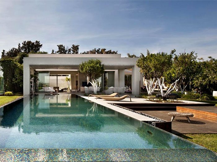 LA House Modern Minimalist Exterior Design With Plenty Of Greenery